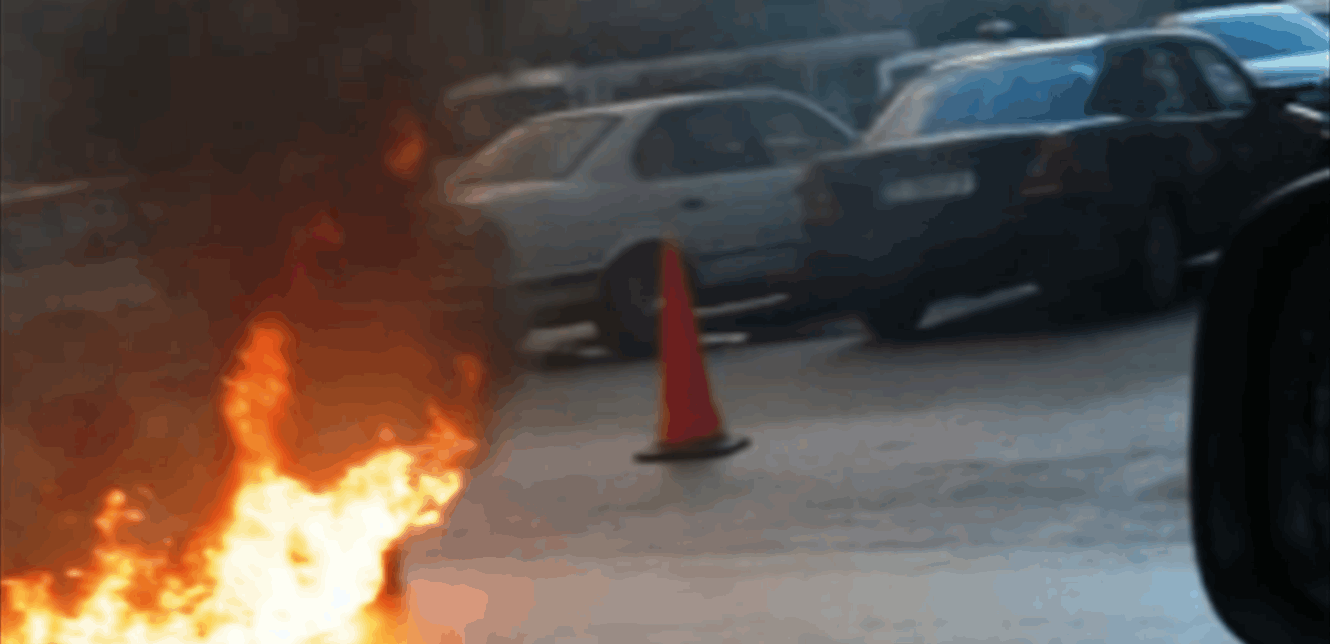 محتجون على انهيار سقف المبنى القديم في الميناء قطعوا الأوتوستراد البحري