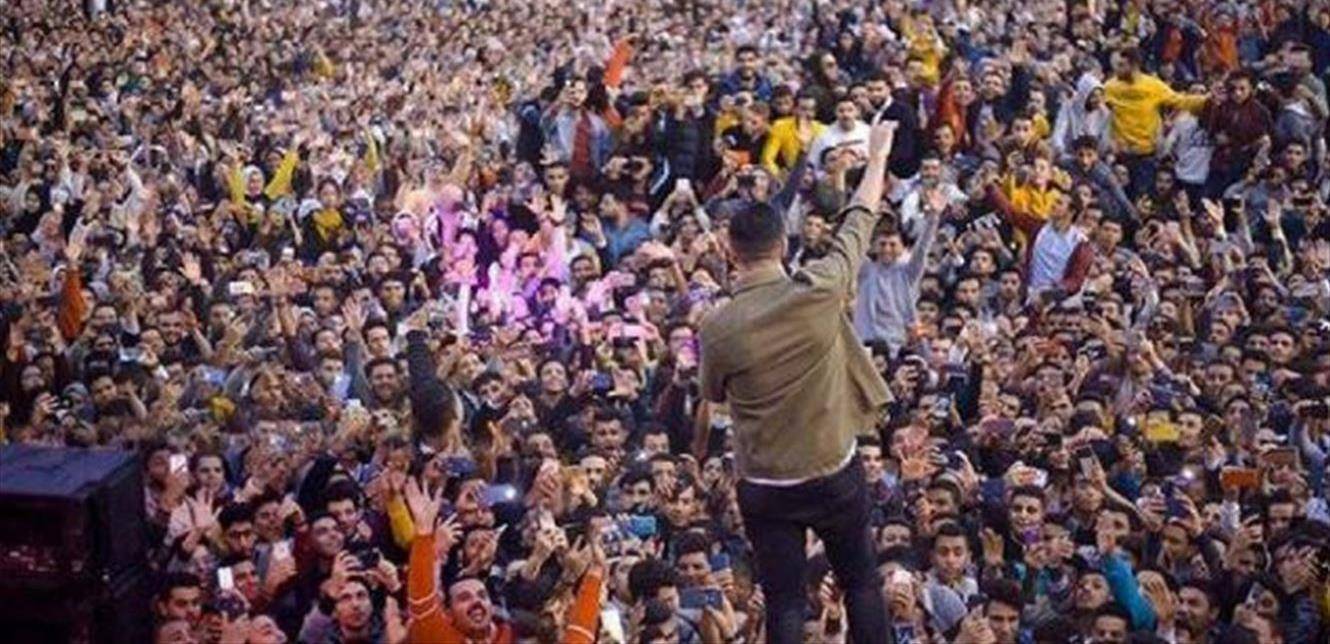 فنان مصري يثير الغضب خلال حفله.. واصل الغناء في وقت الآذان (فيديو)