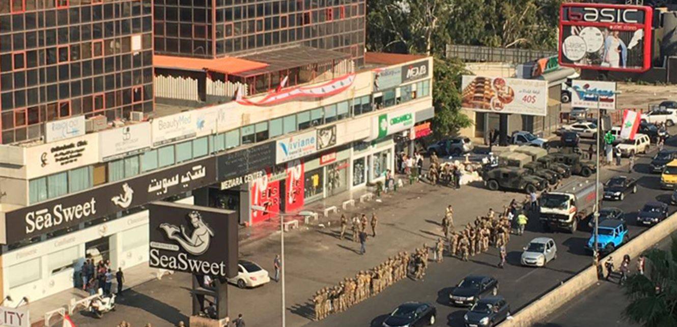 اشكال بين متظاهرين والجيش على اوتوستراد جل الديب.. وتوقيف عدد من الشبان