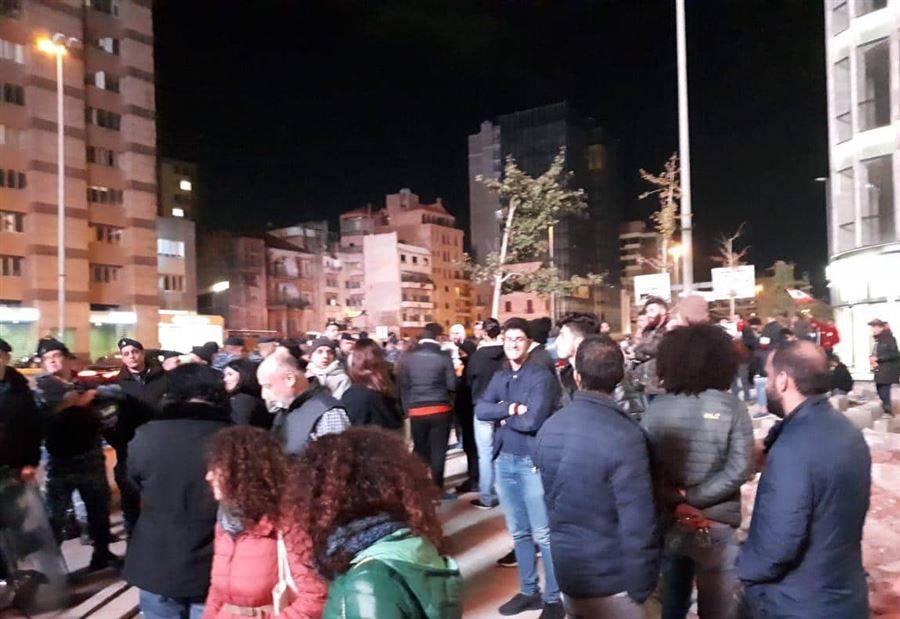 بالفيديو: المسيرة الى بيوت السياسيين ليلاً انتهت بإشكالٍ كبيرٍ