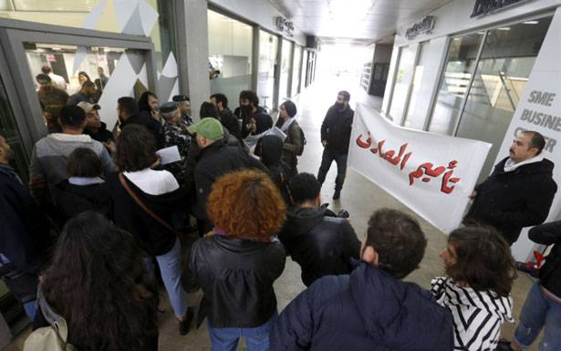الـحراك تـحوّل فـي طرابلس الـى فوضى عارمة... لـماذا انـقـلـب المشهد الحضاري ؟
الأهـالـي غاضبون مـن نــقــل المقرّات الرسميّة : لـن نـســكـت عــن تــفريـغ الـمنطـقة