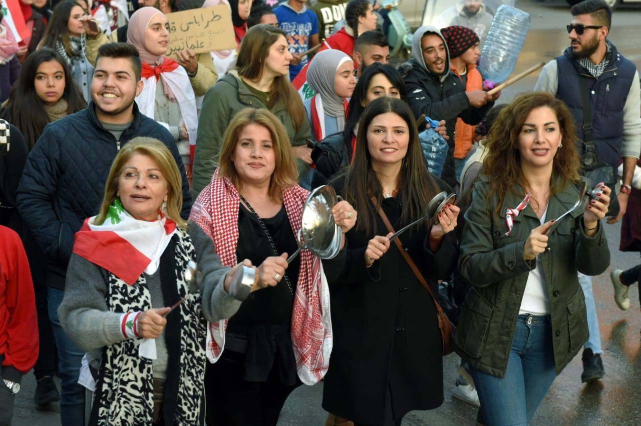 مسيرة «زفّـة السياسيـيـن» فـي طـرابـلــس طــالـــت الـنـوّاب والـوزراء الـحالـيـيـن والـسابـقـيـن
الـحراك يستغرب موقـف ريـفـي : كيف كان يُـؤيّـده وعـنـدما طـالـه تـحوّل حراكــاًَ مـدسوساً