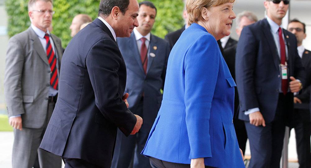 السيسي يؤكد لميركل أهمية وضع حد للتدخلات الخارجية في ليبيا