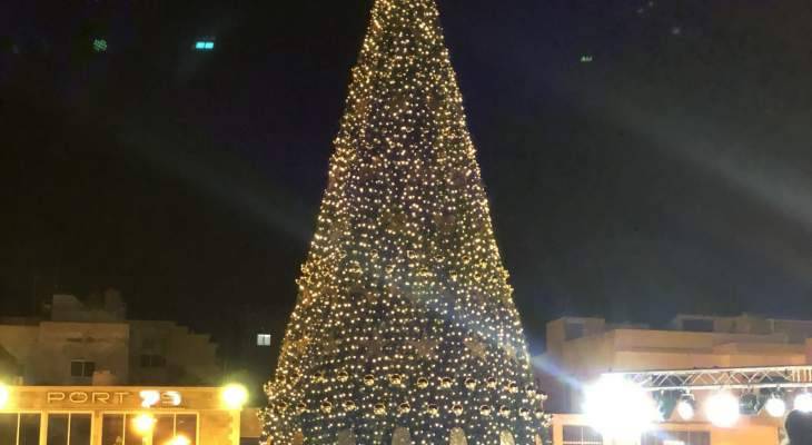 اضاءة شجرة الميلاد في ساحة القسم في صور