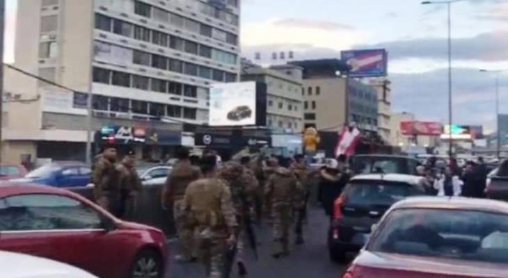 إطلاق الشبان الذين تم توقيفهم صباحا على خلفية قطع أوتوستراد جل الديب