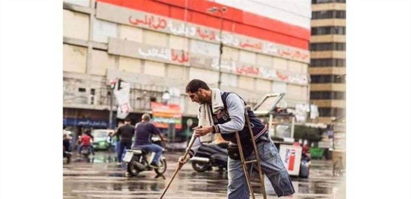 بعدما هزت صورته وهو ينظف ساحة النور بقدم مبتورة.. محمد الزعبي يمشي أولى خطواته (فيديو)