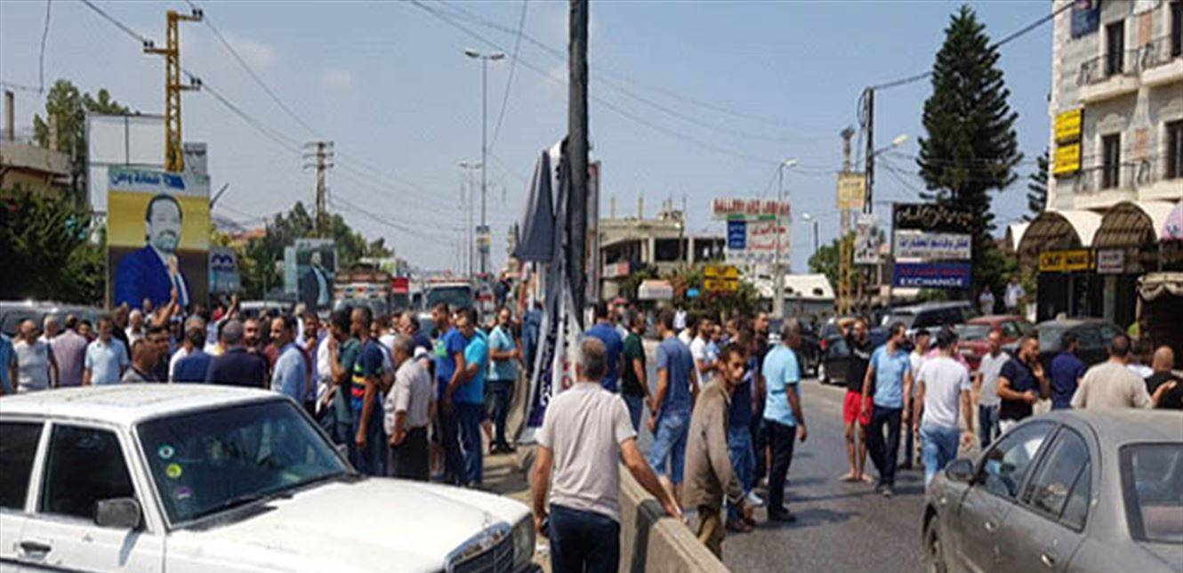 قطع الطريق الدولية في المنية وزحمة سير خانقة بالمحلة