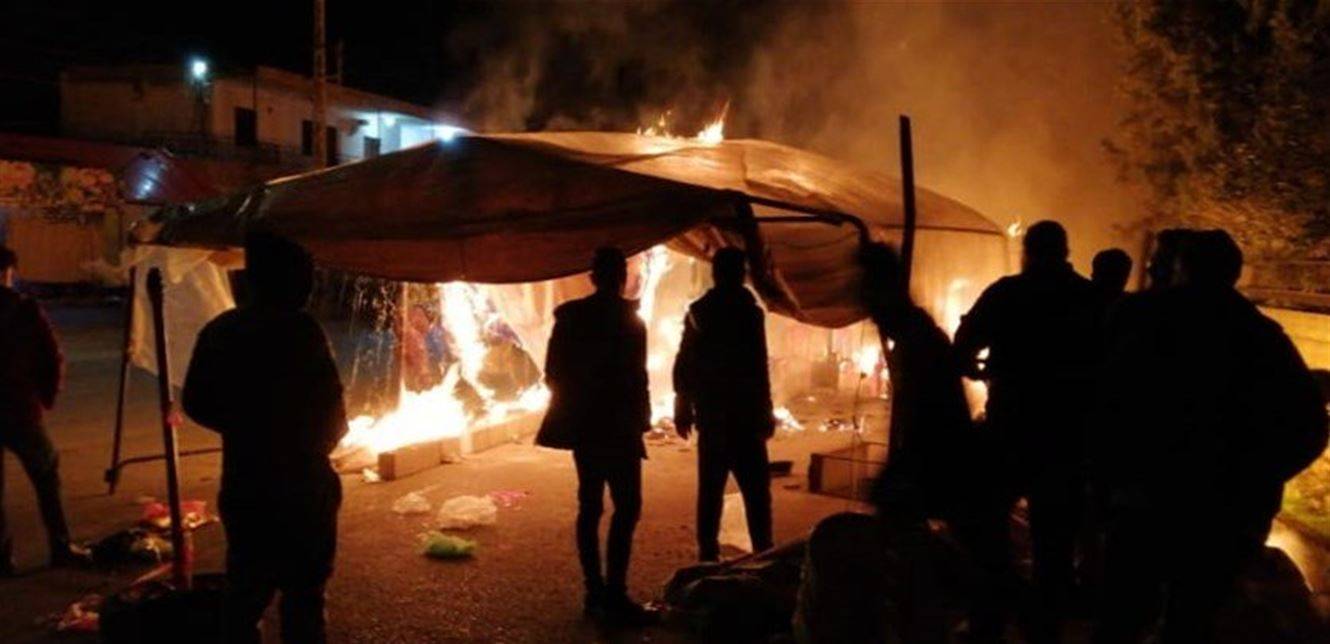 احراق خيمة الثورة في بلدة الفاكهة فجراً واطلاق نار في الهواء