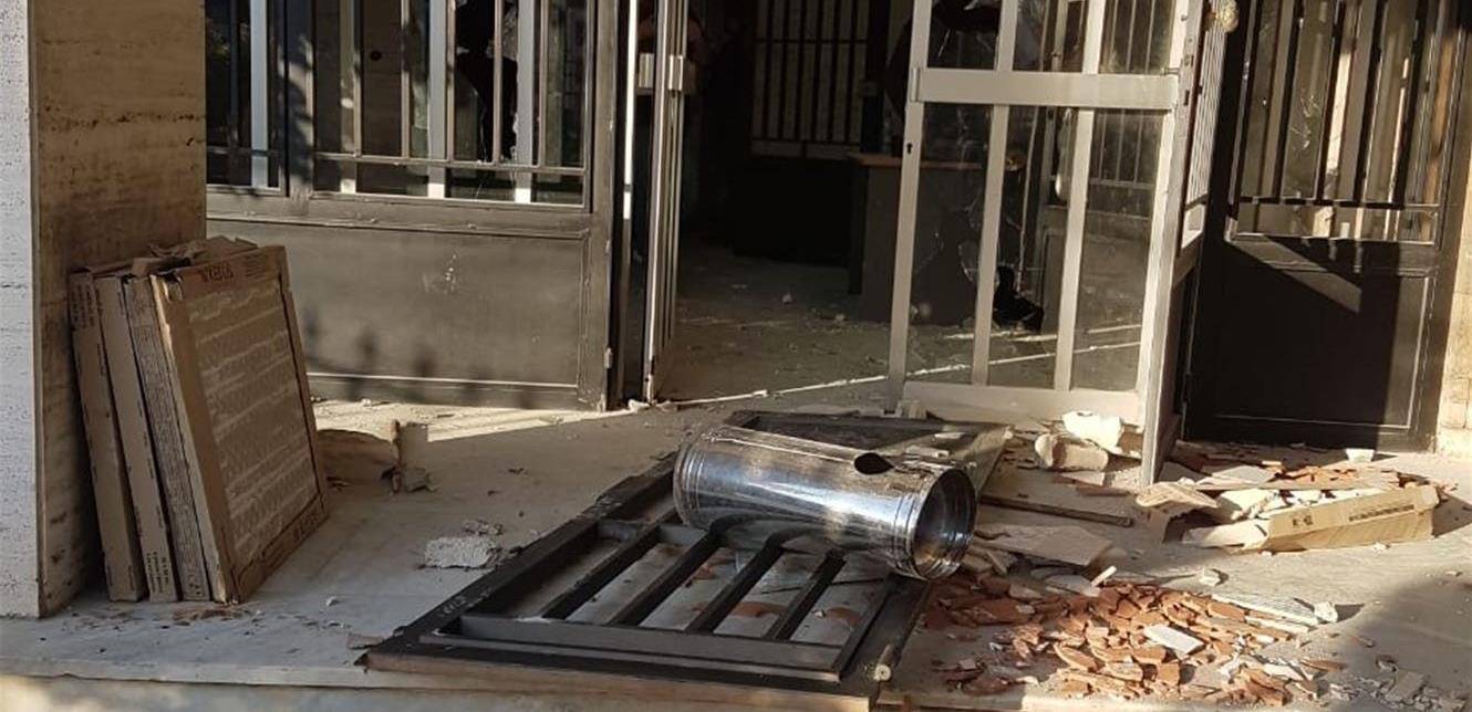 شبان حطموا مدخل مياه الجنوب وممتلكات عامة في صيدا ليلا