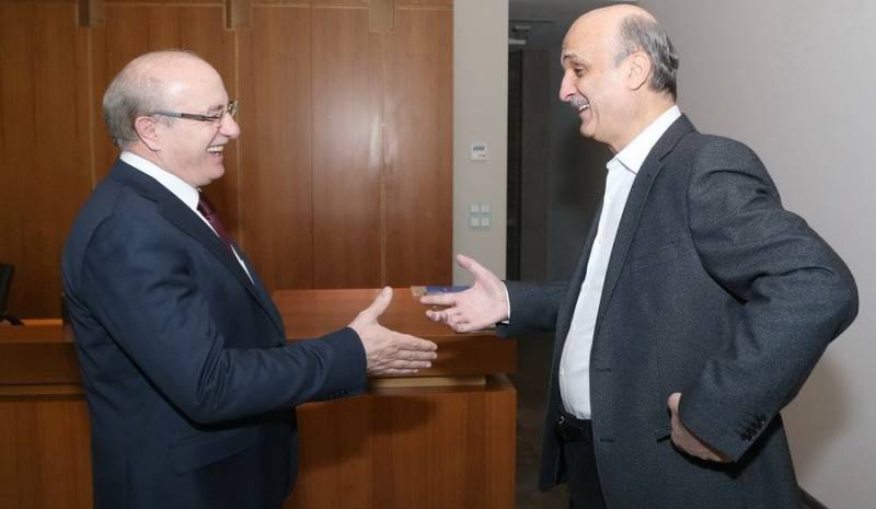 ماذا دار بين خوري وجعجع ؟
الحريري مُرتبك بين «التكويعة» أو الإشتباك