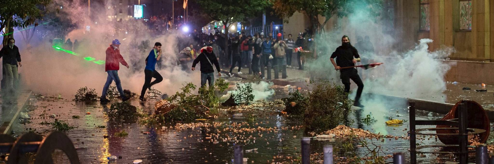 الهيكل يتهاوى والسياسيون يتقاسمون الحصص الحكومية... في حين أن النهب مُستمر
تهريب الدولارات إلى الخارج مُستمرّ والأميركيون يُحضّرون لائحة عقوبات بالفاسدين
مطلع العام 2020 محفوف بالمخاطر الإجتماعية وتوقّعات بإرتفاع نسبة الفقر والجوع