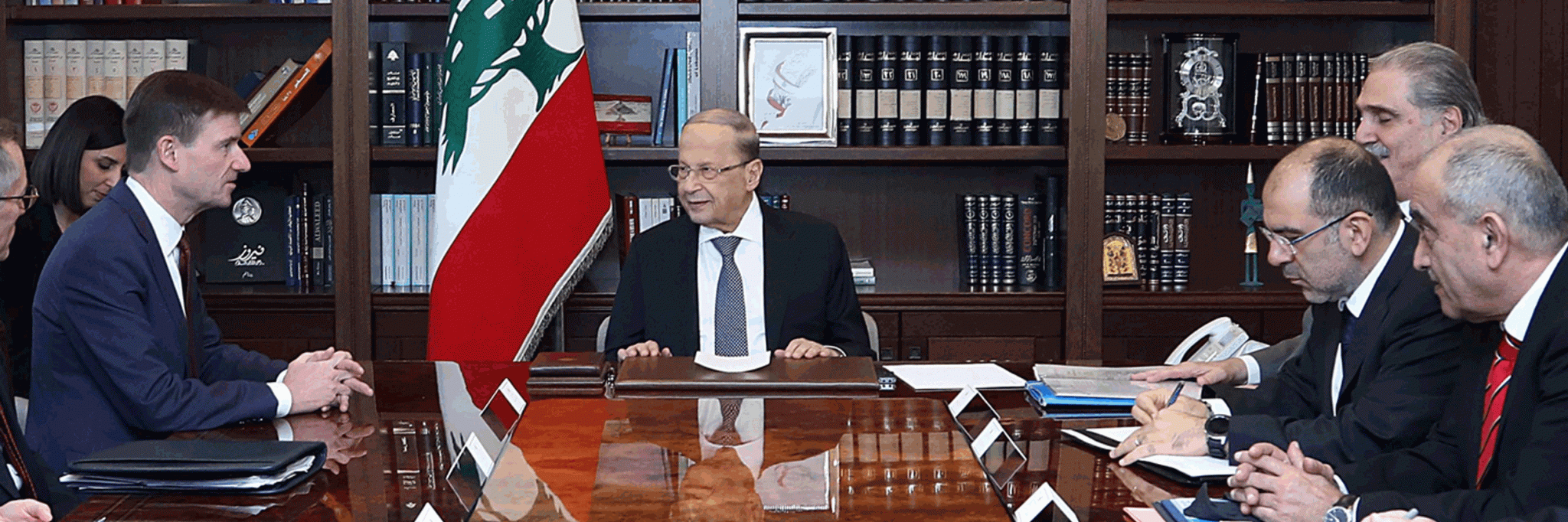كيف استطاع رياض سلامة إنقاذ الوضع المالي والنقدي والإقتصادي؟ هيل يُشيد بقيادة الرئيس عون
عادةً القيادة السياسية تُعالج.. لكن رياض سلامة وجد نفسه وحيدا فتحمّل المسؤولية بغياب الحكومة
صندوق النقد الدولي والبنك الدولي قرّرا اعتماد خطّة سلامة ودعم السياسة النقدية التي قرّرها