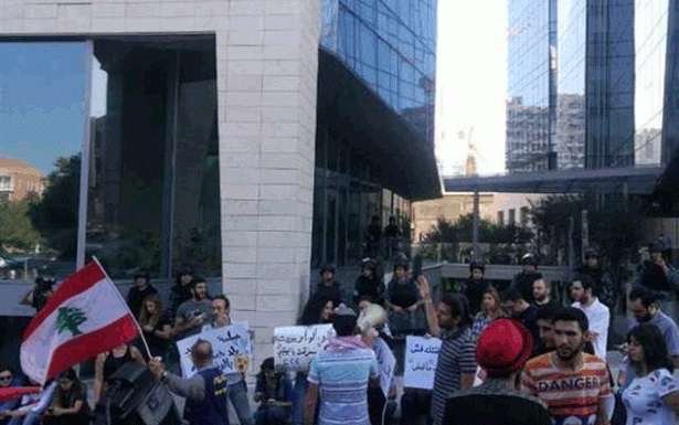 اعتصامات امام عدد من المصارف للمطالبة