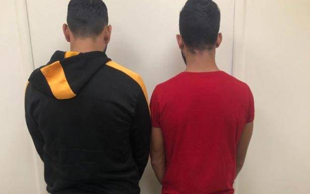 القبض على شخصين يسلبان المواطنين بقوة السلاح