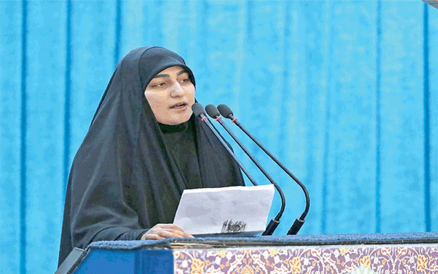 خلال صلاة الجمعة ابنة سليماني بالسلاح