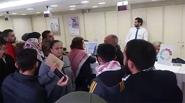 هل تُـقفل المصارف أبوابها بعد سلسلة الأحداث التي تعرّضت لها؟
الحاج لـ«الديار»: لا إضراب الثلاثاء أو الأربعاء ولكن في حال
استمرار «البلطجيّة» فــي التهديد سنعاود الأجتماع لاتخاذ الـقرار