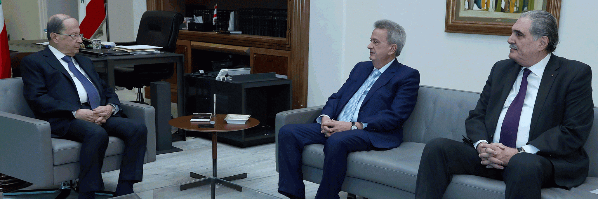 صعوبة أمام تشكيل الحكومة رغم جهود دولية خاصة فرنسية
الرئيس المكلف يطلب تأييد القوات وأربع اكبر قوى تقف ضدها
الأحزاب المقاطعة : تيار المستقبل الحزب الاشتراكي حزب القوات وحزب الكتائب