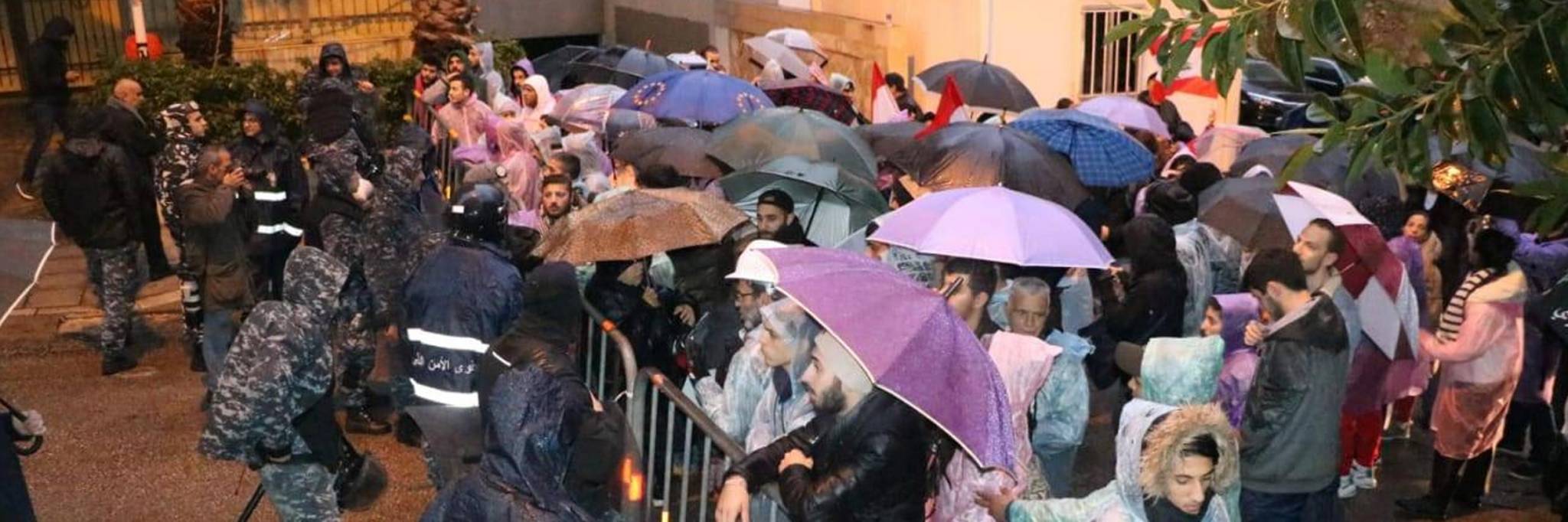 تعقيدات حكومية أخرت إعلان تشكيلها.. الملكيين يعترضون على البيئة
إغتيال سليماني يُهدّد بإنشراخ جديد على الساحة السياسية
زيــــادة السرقات وأعمال الـعـنـف في المصارف.. والأخيرة تُـقفـل في الشمال