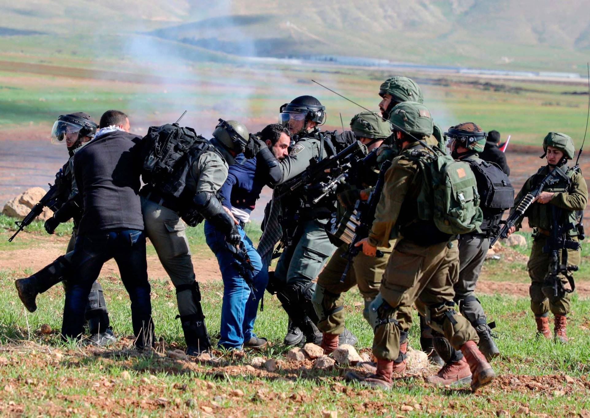 تظاهرات حاشدة للفلسطينيين رفضاً لصفقة القرن
الأونروا تؤكد حق العودة المكفول بقرارات الأمم المتحدة