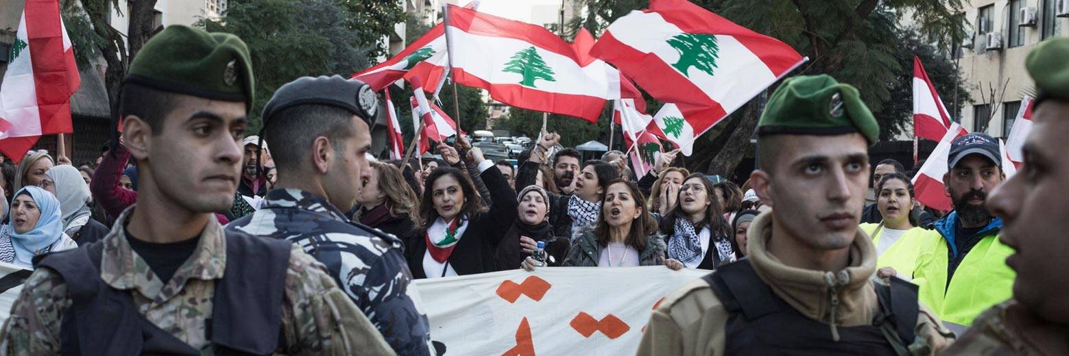 الحكومة تستبق الثقة بورشات للانقاذ الاقتصادي والمالي
هل تخفّف التدابير المصرفية بعد التطمينات حول الليرة والودائع ؟
قرار سياسي ــ أمني : احترام التظاهر والتشدد مع أعمال الشغب