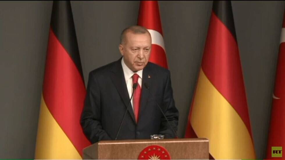 أردوغان: مصر والإمارات تدعمان حفتر بالسلاح