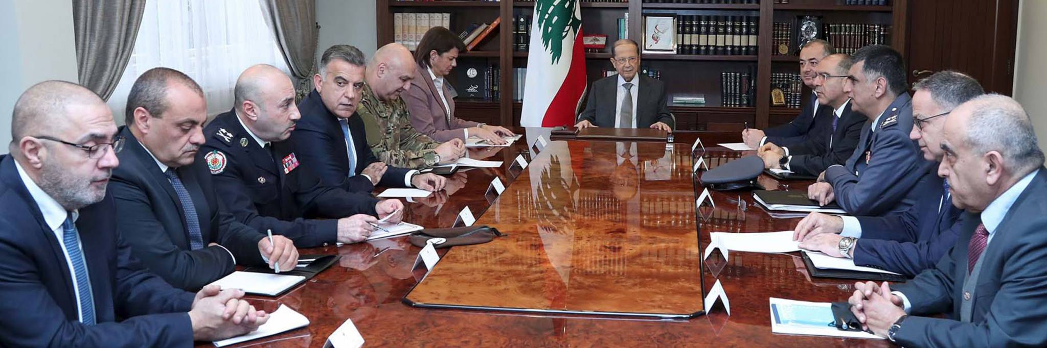 تقارير امنية «مقلقة» في بعبدا: عمليات امنية استباقية لتفكيك خلايا في البقاع والشمال
«الشغب منظم» وترقب لتصعيد مذهبي بعد «ولادة الحكومة» وقصر بعبدا «مستهدف»
الحكومة «عالقة» بين «مطرقة» عناد دياب «وسندان» «المحاصصة»... فهل تفرج اليوم؟