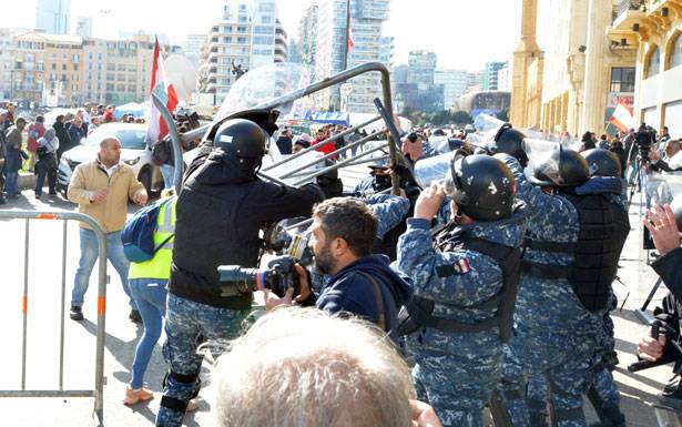 واقعيّة «نيابيّة» من الحريري وجنبلاط... و«ثوريّة شفهيّة» لجعجع والجميّل حكومة دياب تسير بهدوء... وانتظام أمني وسياسي في مُواجهة الفوضى