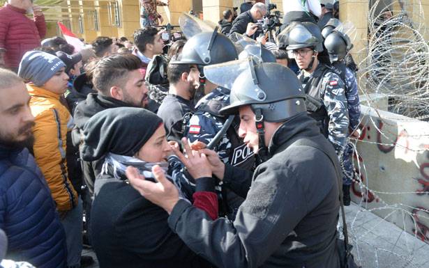 الحكم على جدية حكومة دياب بعملها ورؤيتها الشاملة للانقاذ رغم لونها الواحد الانهيار المتسارع لا يحتمل عبثية... وسياسة اضاعة الوقت لاطراف المعارضة وبعض الحراك !