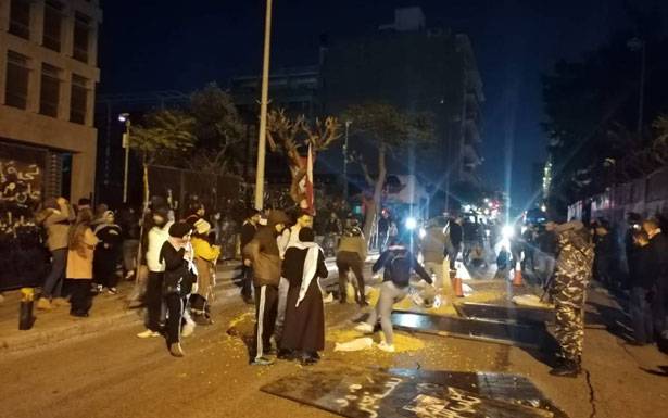 مافيات المصارف وحيتان المال تستشعر بالخطر... فتردّ بمحاولة سحق الإنتفاضة