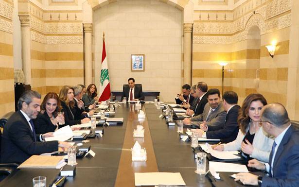 الحكومة تنـــجــح في تخـطّــي أفخاخ صراع المحاور ديــاب وعد الحريري بالعودة الـيه في هــذه الأمور...