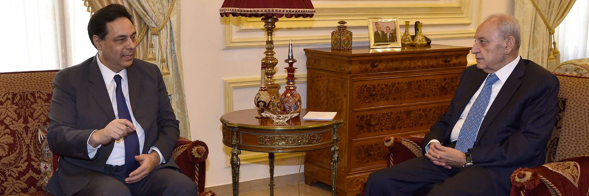 الحريري يرسم بدعم دولي «خطوطا حمراء» امام دياب: «ما حدا يجربنا»..!
«فرملة» حكومية لتفكيك «لغم» حقائب «التيار» وحزب الله يحل العقدة الدرزية
اجواء تحريضية في «الشارع» تسبق «الولادة» واستراتيجية جديدة للمصارف
