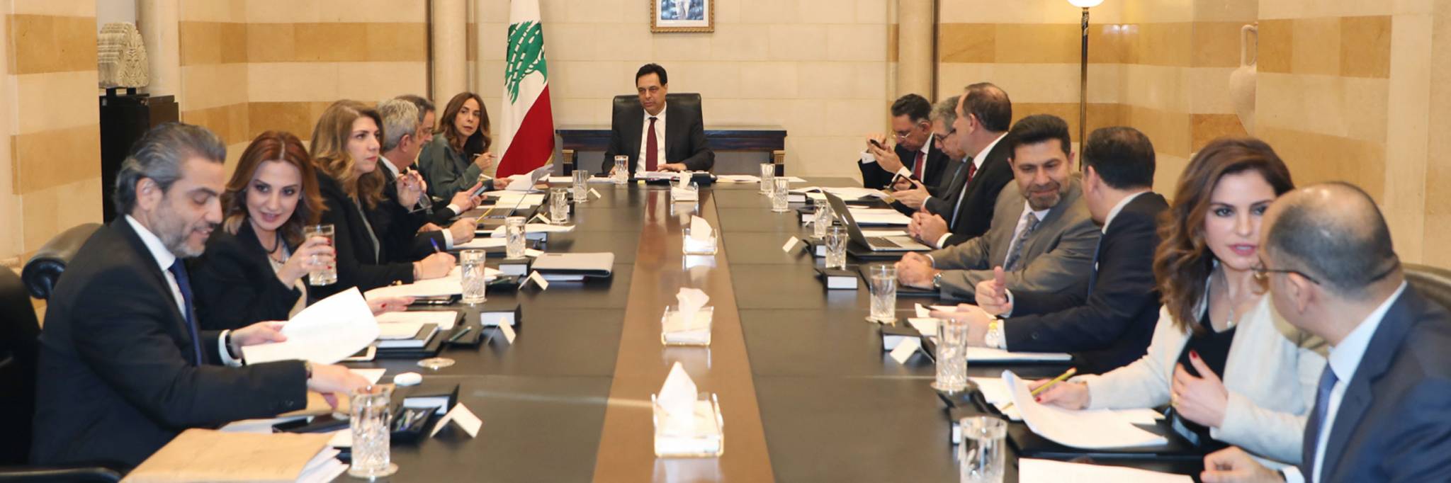 واشنطن للحلفاء في بيروت: هادنوا حكومة «تقطيع الوقت» وركزوا على العهد
باريس «تنصح» بالهدوء في مواجهة «صفقة القرن»... «وتجاهل» سعودي للبنان
تعديلات شكلية على البيان الوزراي ومزيد من «الفرمانات» المصرفية «التعسفية»