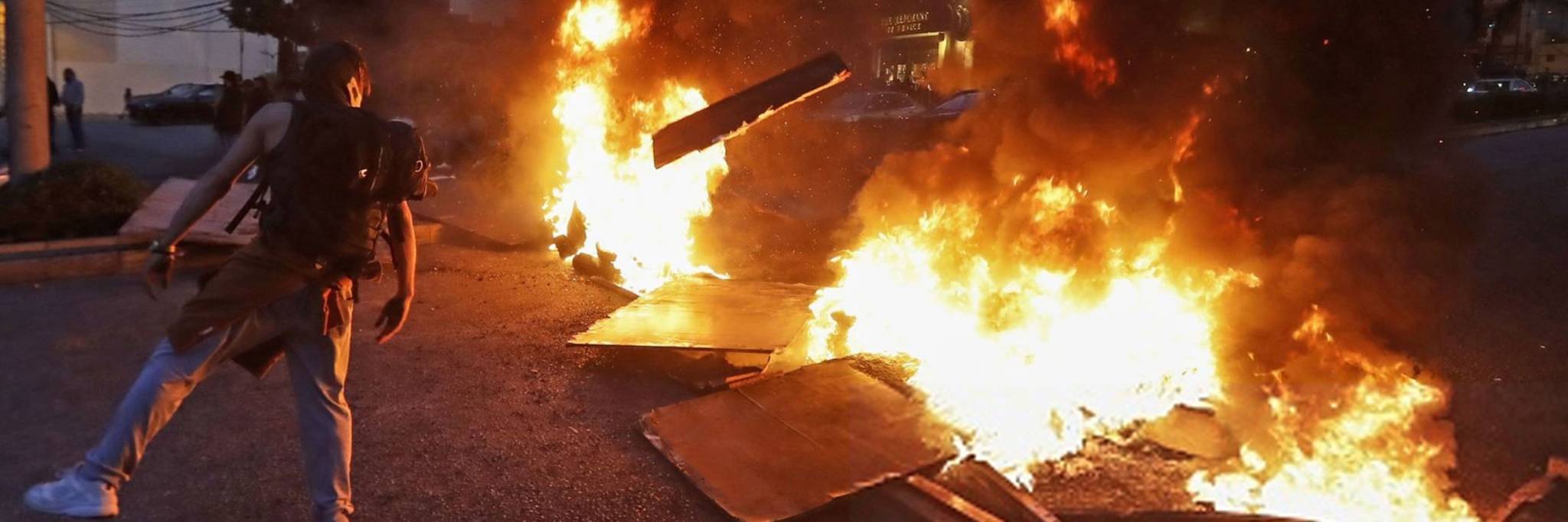 متظاهرون يهاجمون ثكنة الحلو للأمن الداخلي
يطالبون بالافراج عن موقوفين واشتباكات واسعة
المدعي العام التمييزي يعلن الافراج عن موقوفين إلا الذين اعتدوا على عناصر أمنية