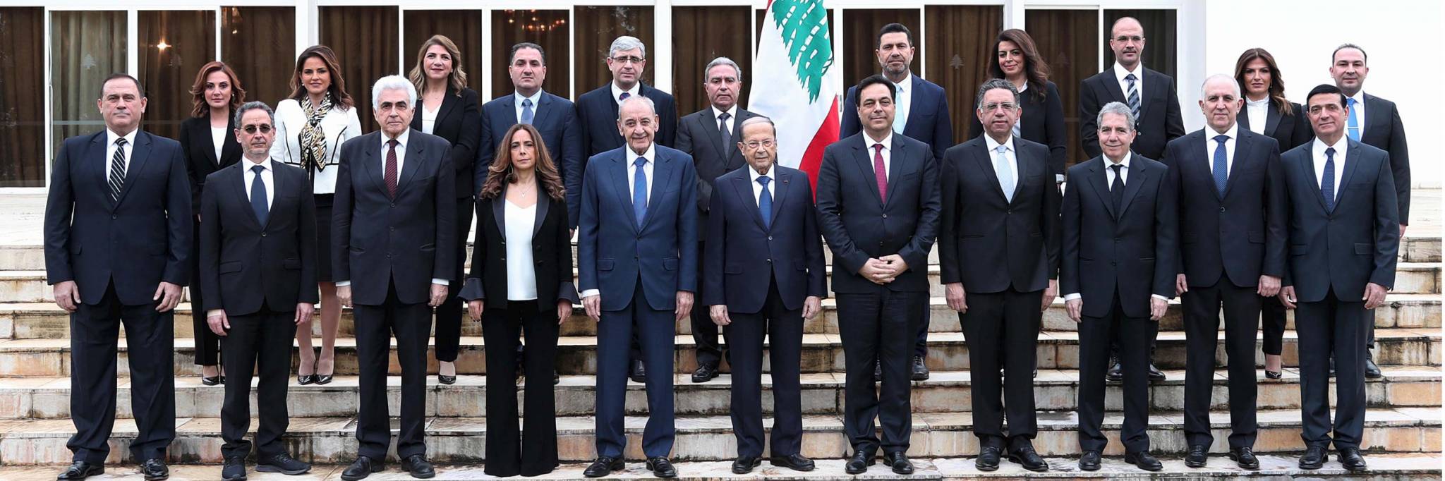 «الشغب» يرافق الانطلاقة الحكومية وحزب الله مع رئيس الحكومة طالما «عنده ركاب»
دياب لا يريد «تصفية» حساب مع الحريرية السياسية ولن يكرر «عقدة نقص» ميقاتي
انقسام «المطرودين» من «جنة» السلطة وتعدد الولاءات الخارجية يضعف المعارضة