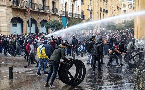 ساحة حرب بين المحتجين وقوى الأمن... إحراق خيم و«الأمن» ينفي علاقته ويحذر أيضا اكثر من 15 باصاً من طرابلس شاركوا في مواجهات ساحة النجمة