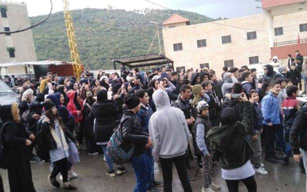 طلاب يتظاهرون أمام المصارف...والإفراج عن موقوفين في بيروت وصيدا