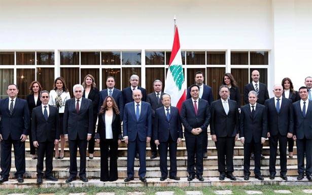 الحكومة مُحاصرة برباعية تمنعها من التقدّم سريعًا لتطويق تداعيات الأزمة توحيد المواقف السياسية ومحاربة الفساد للخروج من الأزمة