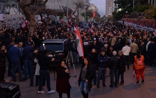 «الوطني الحرّ» يعتصمون أمام المصرف المركزي «للمطالبة باستعادة الأموال المنهوبة»