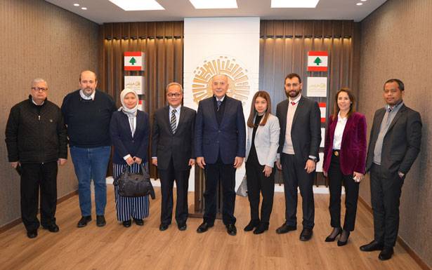 دبـــوســـي عرض مع سفير إندونيسيا