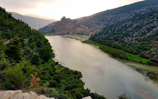 «كهربـاء البـارد» تطالب بحماية بحيرة «عيون السمك» من النفايات