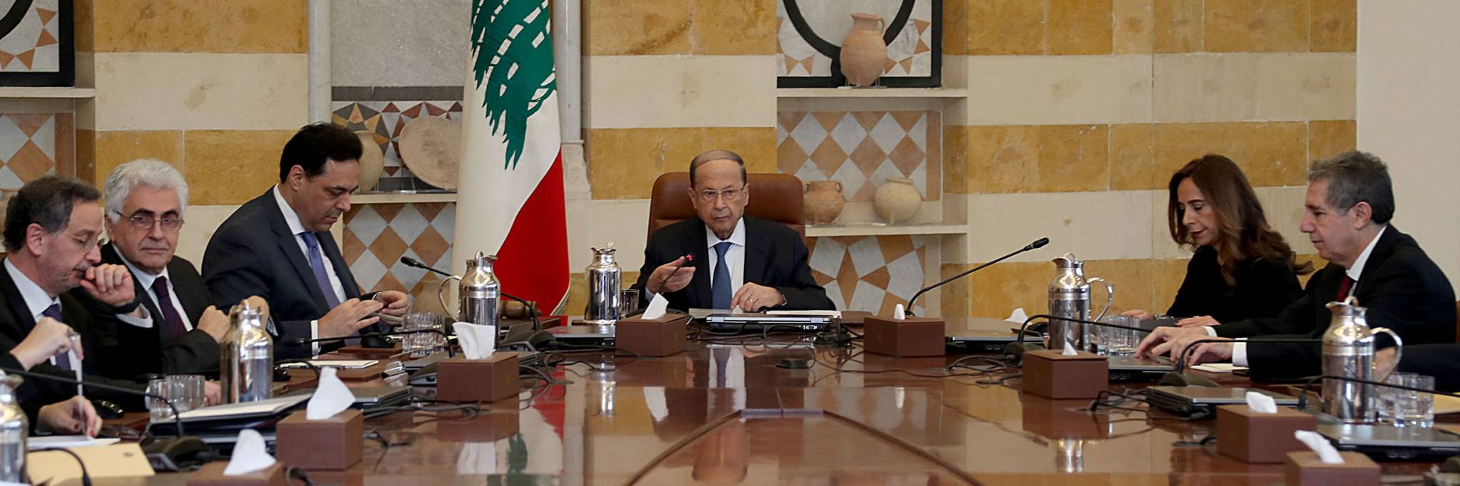 هل من خطة للسيطرة على ودائع المصارف .. في مؤامرة لإفلاس لبنان؟
جلسات الثقة: 80% من الوزراء والنواب الفاسدين سيهاجمون الوزراء التكنوقراط النظيفين
سرقوا الأموال ولزّموا دون مناقصات وبنوا القصور واستغلوا نفوذهم وامتلكوا الأبنية وأسهم المصارف