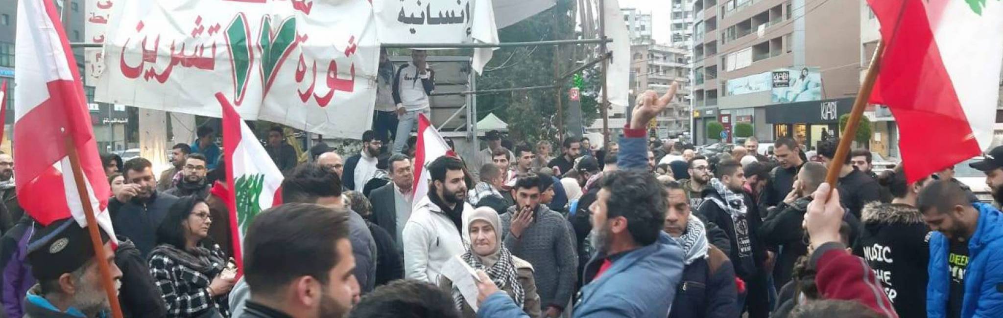 ما سبب انفجار الأزمة لولا أن الحكومات لم تجر الإصلاحات طوال سنتين وسكتت عن الفساد الكبير؟
مهما جاءت مساعدات خارجية فطالما الطبقة السياسية تسرق أموال الشعب فلا خروج من الازمة
هل تم حسم الامر والدولار لن يعود بعد اليوم تحت سعر الـ 2000 ليرة على الأقل ؟