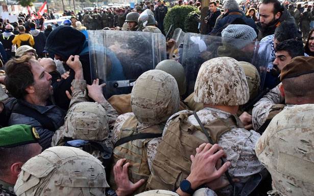 تكسير وتخريب في مُحيط البرلمان والجرحى بالعشرات