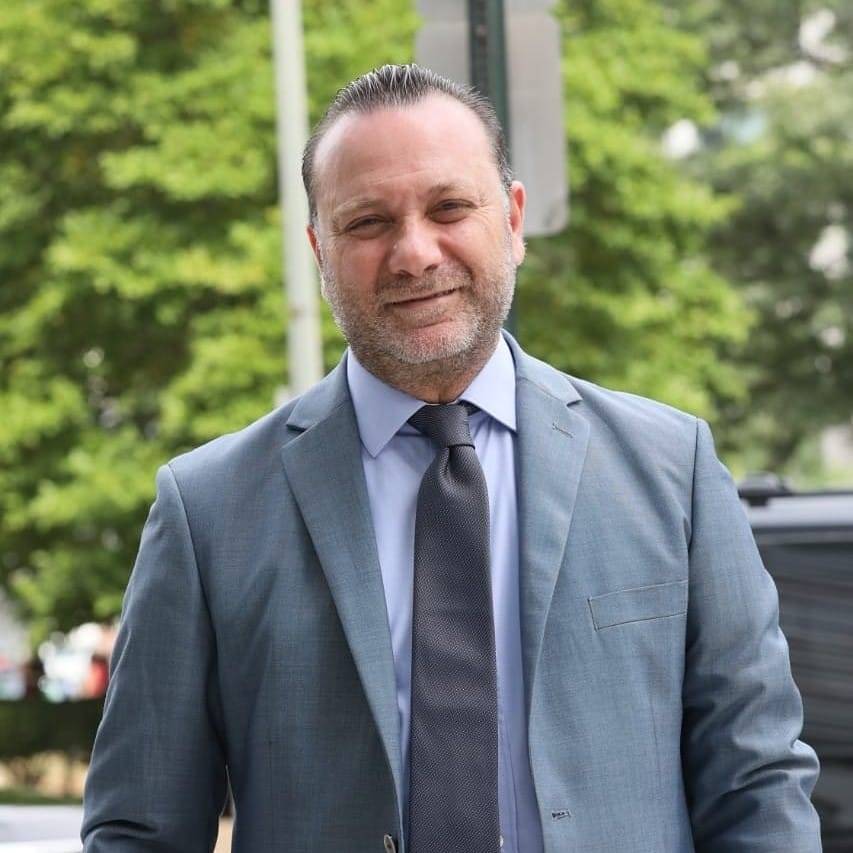 بسام أبو زيد: لا وطنية في أن يرفع لبنانيون أعلاماً غير العلم اللبناني!