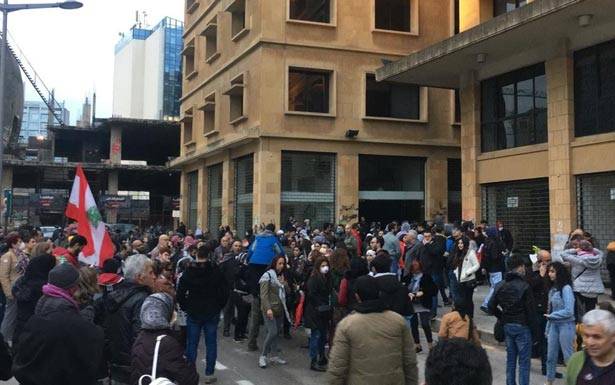 الحراك يكثف لقاءاته لتوحيد المطالب ومنها الانتخابات النيابية المبكرة احزاب «المعارضة» على خط تقصير ولاية المجلس... وإسقاط عون في الشارع!