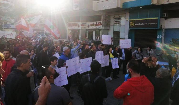 «الحراك الـطرابلسي» يـتـظــاهر أمام مـنـزل وزيــر الإتـصالات
بـعد معلـومات عــن نيته «الـتمديد لــشركـات الـخـلــيوي» الأسبوع الـمقبــل