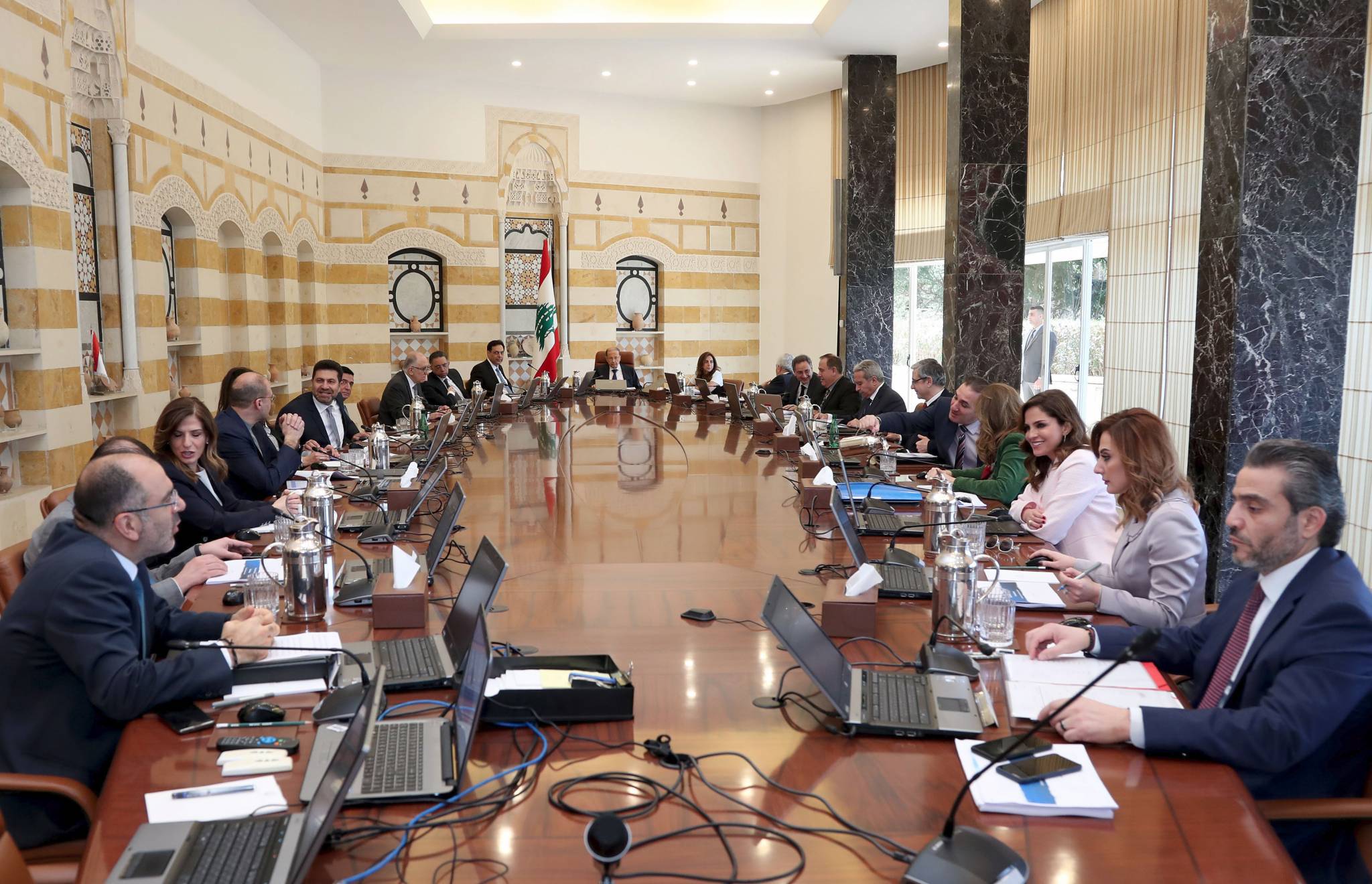 الحكومة أمام قرارات غير شعبوية من أين تبدأ بافقار المواطنين أم الفاسدين؟