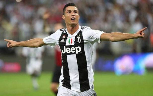 فيروس كورونا يهدد النجمين ليونيل ميسي وكريستيانو رونالدو بالغياب عن الملاعب