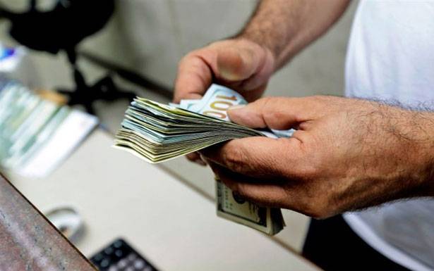 الدولار لدى الصرافين يتخطى الـ 2600 ليرة