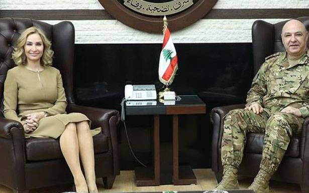 قائد الجيش التقى سفيرة سويسرا